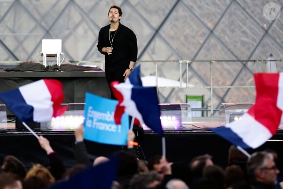 Le chanteur Cris Cab - Ambiance sur l'esplanade du musée du Louvre lors du deuxième tour de l'élection présidentielle à Paris le 7 mai 2017. © Stéphane Lemouton / Bestimage