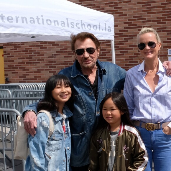 Exclusif - Johnny Hallyday, sa femme Laeticia et leurs filles Jade et Joy au bureau de vote de Los Angeles pour les élections présidentielles françaises de 2017. Le 6 mai 2017 © Chris Delmas / Bestimage