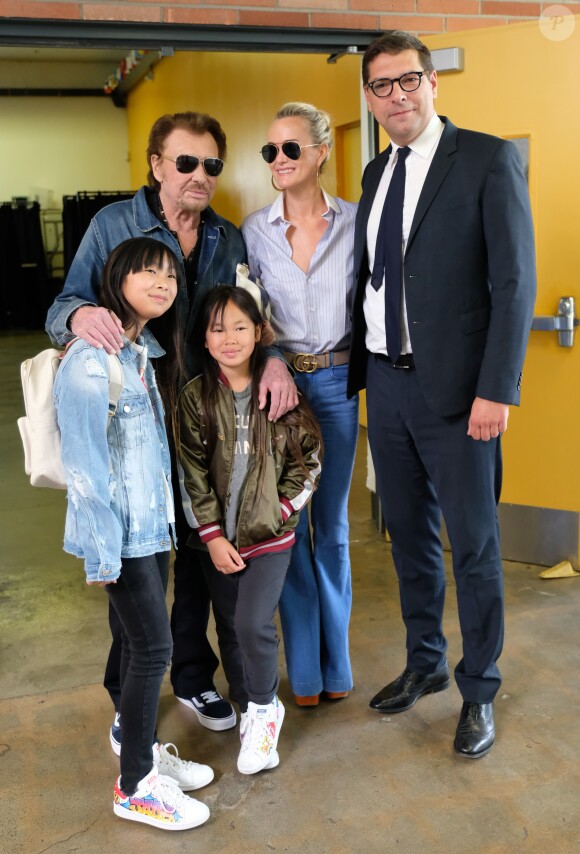 Exclusif - Johnny Hallyday, sa femme Laeticia et leurs filles Jade et Joy, et le consul général de France à Los Angeles Christophe Lemoine au bureau de vote de Los Angeles pour les élections présidentielles françaises de 2017. Le 6 mai 2017 © Chris Delmas / Bestimage