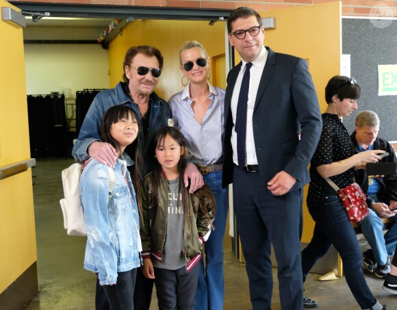 Exclusif - Johnny Hallyday, sa femme Laeticia et leurs filles Jade et Joy, et le consul général de France à Los Angeles Christophe Lemoine au bureau de vote de Los Angeles pour les élections présidentielles françaises de 2017. Le 6 mai 2017 © Chris Delmas / Bestimage