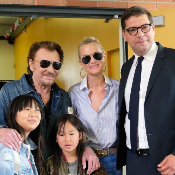 Exclusif - Johnny Hallyday, sa femme Laeticia et leurs filles Jade et Joy, et le consul général de France à Los Angeles Christophe Lemoine au bureau de vote de Los Angeles pour les élections présidentielles françaises de 2017. Le 6 mai 2017 © Chris Delmas / Bestimage