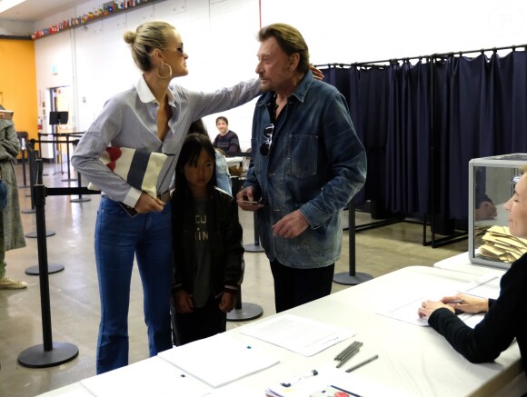 Exclusif - Johnny Hallyday, sa femme Laeticia et leur fille Joy au bureau de vote de Los Angeles pour les élections présidentielles françaises de 2017. Le 6 mai 2017 © Chris Delmas / Bestimage