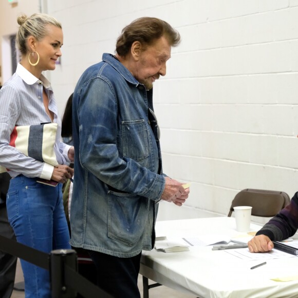 Exclusif - Johnny Hallyday, sa femme Laeticia au bureau de vote de Los Angeles pour les élections présidentielles françaises de 2017. Le 6 mai 2017 © Chris Delmas / Bestimage