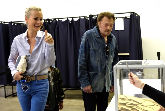 Exclusif - Johnny Hallyday, sa femme Laeticia au bureau de vote de Los Angeles pour les élections présidentielles françaises de 2017. Le 6 mai 2017 © Chris Delmas / Bestimage