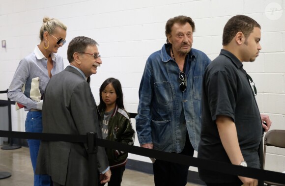 Exclusif - Johnny Hallyday, sa femme Laeticia et leur fille Joy au bureau de vote de Los Angeles pour les élections présidentielles françaises de 2017. Le 6 mai 2017 © Chris Delmas / Bestimage