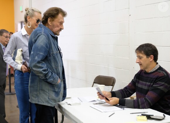 Exclusif - Johnny Hallyday, sa femme Laeticia au bureau de vote de Los Angeles pour les élections présidentielles françaises de 2017. Le 6 mai 2017 © Chris Delmas / Bestimage