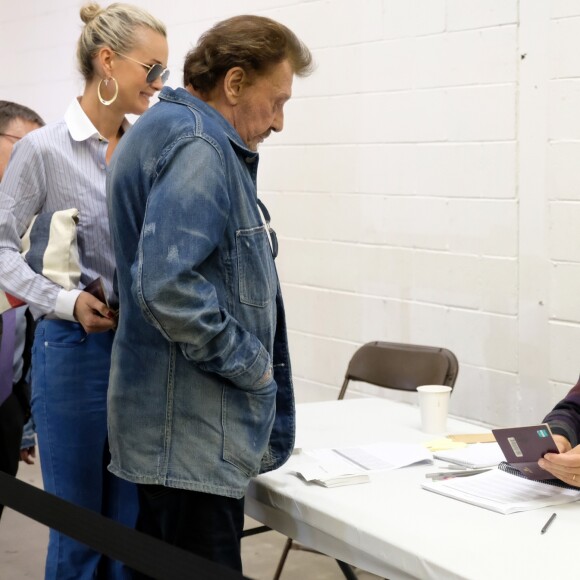 Exclusif - Johnny Hallyday, sa femme Laeticia au bureau de vote de Los Angeles pour les élections présidentielles françaises de 2017. Le 6 mai 2017 © Chris Delmas / Bestimage