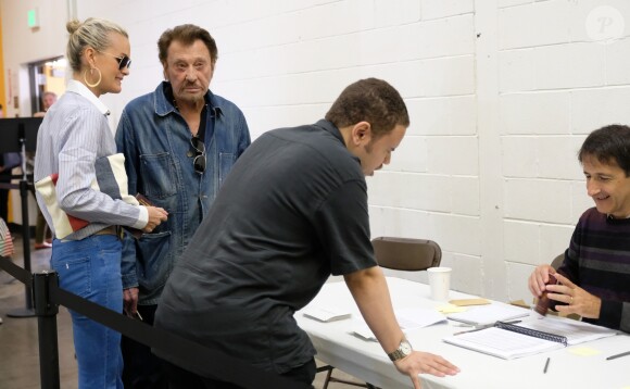 Exclusif  - Johnny Hallyday, sa femme Laeticia au bureau de vote de Los Angeles pour les élections présidentielles françaises de 2017. Le 6 mai 2017 © Chris Delmas / Bestimage