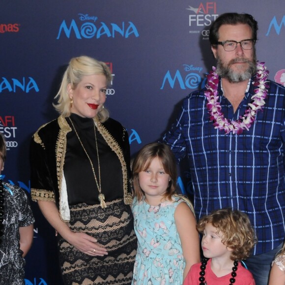 Tori Spelling enceinte avec son mari Dean McDermott et ses enfants Stella Doreen, Hattie Margaret, Liam Aaron et Finn Davey McDermott à la première de ''Moana'' à Hollywood, le 14 novembre 2016 © Birdie Thompson/AdMedia via Zuma/Bestimage