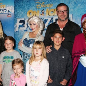 Finn McDermott, sa femme Tori Spelling et leurs enfants Liam McDermott, Dean McDermott, Hattie McDermott, Stella McDermott et guest lors de première de "Frozen" de Disney On Ice à Los Angeles, le 10 décembre 2015.