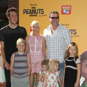 Jack Montgomery McDermott, Tori Spelling, Dean McDermott et leurs enfants Stella Doreen, Finn Davey, Hattie Margaret et Liam Aaron McDermott à la Première du film "Snoopy et les Peanuts" à Westwood. Le 1er novembre 2015