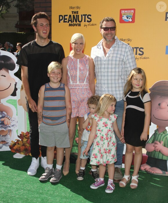 Jack Montgomery McDermott, Tori Spelling, Dean McDermott et leurs enfants Stella Doreen, Finn Davey, Hattie Margaret et Liam Aaron McDermott à la Première du film "Snoopy et les Peanuts" à Westwood. Le 1er novembre 2015