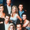 Jennie Garth, Jason Priestley, Gabrielle Carteris, Ian Ziering, Tori Spelling, Shannen Dohert, Brian Green et Luke Perry de la série Beverly Hills en 1990