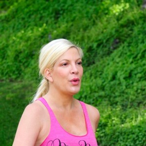 Tori Spelling se remet au sport après son cinquième accouchement, dans les rues de Los Angeles le 2 mai 2017