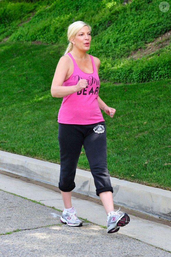 Tori Spelling se remet au sport après son cinquième accouchement, dans les rues de Los Angeles le 2 mai 2017