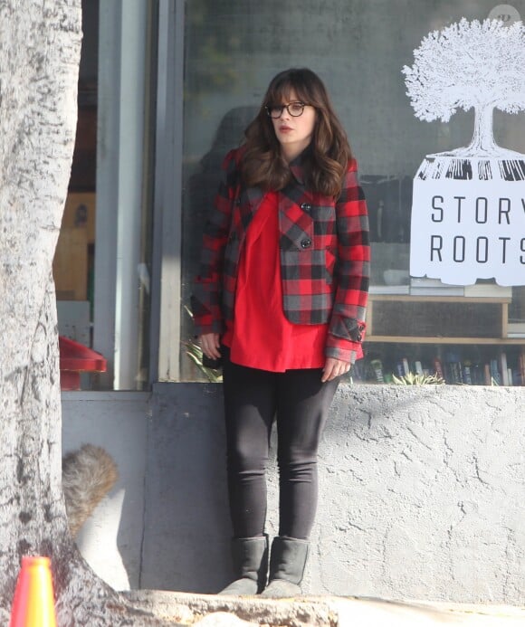 Zooey Deschanel enceinte sur le tournage de "New Girl" à Los Angeles le 1er février 2017. © CPA/Bestimage