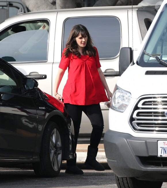 Zooey Deschanel enceinte sur le tournage de la série "New Girl" à Los Angeles le 1er février 2017. © CPA/Bestimage