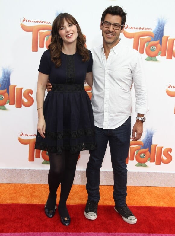 Zooey Deschanel et son mari Jacob Pechenik à la première de Trolls au théâtre The Regency Village à Westwood, le 23 octobre 2016