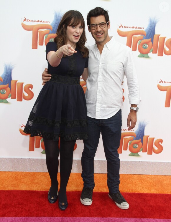 Zooey Deschanel et son mari Jacob Pechenik à la première de Trolls au théâtre The Regency Village à Westwood, le 23 octobre 2016