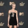 Cara Delevingne (crâne rasé) lors des ''2017 MTV Movie And TV Awards'' à Los Angeles, le 7 mai 2017.
