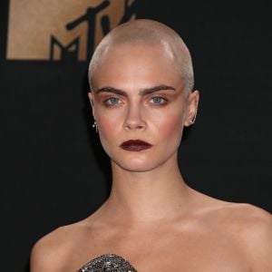 Cara Delevingne (crâne rasé) lors des ''2017 MTV Movie And TV Awards'' à Los Angeles, le 7 mai 2017.