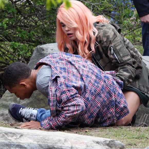 Exclusif - Prix Spécial - Cara Delevingne, un hérisson dans les mains, tourne avec Jaden Smith "Life in a year" à Toronto le 11 mai 2017.