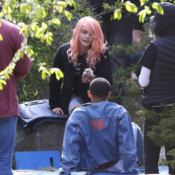 Exclusif - Prix Spécial - Cara Delevingne, un hérisson dans les mains, tourne avec Jaden Smith "Life in a year" à Toronto le 11 mai 2017.