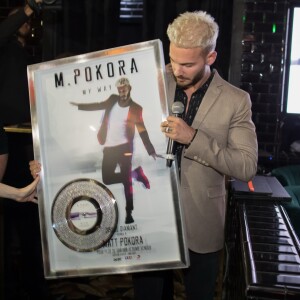 Exclusif - Matt Pokora (M. Pokora) reçoit son disque de diamant (500.000 albums) au restaurant la "Gioia" à Paris, le 10 mai 2017.