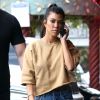 Kourtney Kardashian discute au téléphone en allant rejoindre sa soeur K. Kardashian et son meilleur ami J. Cheban pour déjeuner au restaurant Chin Chin à Los Angeles, le 8 mai 2017