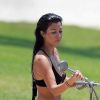Exclusif - Kim Kardashian en vacances avec des amies et sa soeur Kourtney Kardashian au Mexique. Les deux soeurs se font bronzer en string et Kourtney s'amuse à faire la roue! Le 23 avril 2017