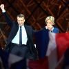 Emmanuel Macron et sa femme Brigitte (Trogneux) - Le président-élu, Emmanuel Macron, prononce son discours devant la pyramide au musée du Louvre à Paris, après sa victoire lors du deuxième tour de l'élection présidentielle le 7 mai 2017.