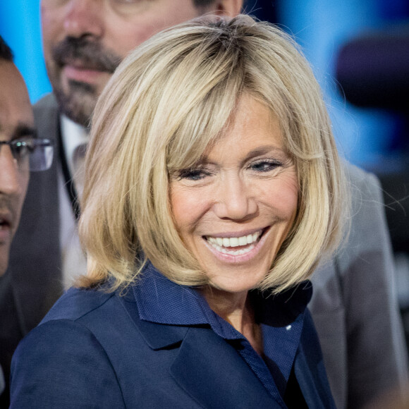 Brigitte Macron (Trogneux) - Emmanuel Macron, le candidat du mouvement ''En Marche !'' à l'élection présidentielle en meeting pour le second tour de l'élection présidentielle 2017 dans le "Paris Event Center" de la Villette dans le nord de Paris, France, le 1er Mai 2017. © Cyril Moreau/Bestimage