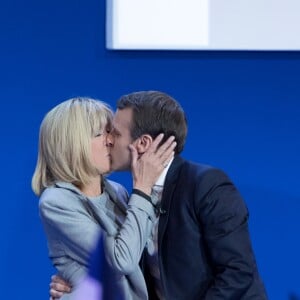 Emmanuel Macron (candidat du mouvement "En Marche !") avec sa femme Brigitte lors de son discours après l'annonce des résultats du premier tour de l'élection présidentielle 2017 au Parc des Expositions de la Porte de Versailles. France, Paris, le 23 avril 2017. Emmanuel Macron arrive en tête avec 23,9% et M.Le Pen avec 21,7%. © Cyril Moreau/Bestimage