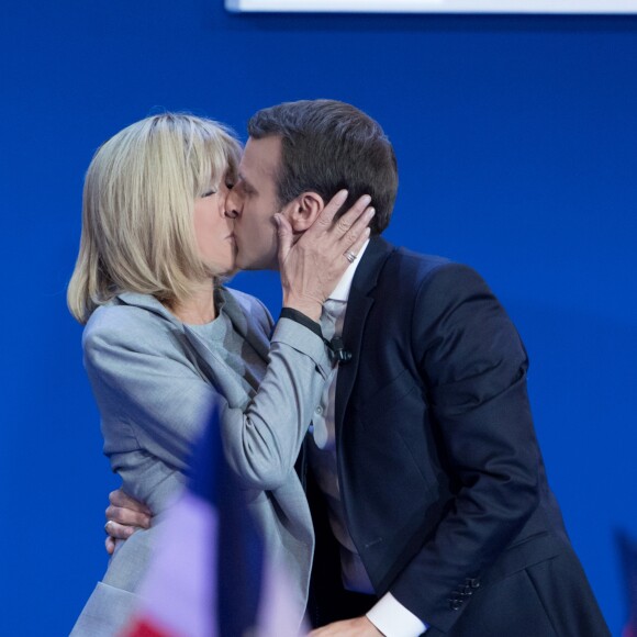 Emmanuel Macron (candidat du mouvement "En Marche !") avec sa femme Brigitte lors de son discours après l'annonce des résultats du premier tour de l'élection présidentielle 2017 au Parc des Expositions de la Porte de Versailles. France, Paris, le 23 avril 2017. Emmanuel Macron arrive en tête avec 23,9% et M.Le Pen avec 21,7%. © Cyril Moreau/Bestimage