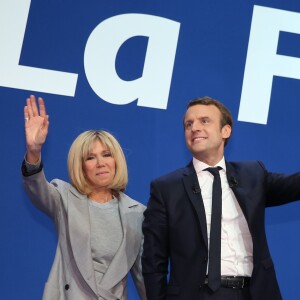 Emmanuel Macron, vainqueur du premier tour de l'élection présidentielle, salue ses militants avec sa femme Brigitte Macron (Trogneux) au parc des expositions porte de Versailles à Paris le 23 avril 2017. © Dominique Jacovides / Sébastien Valiela / Bestimage