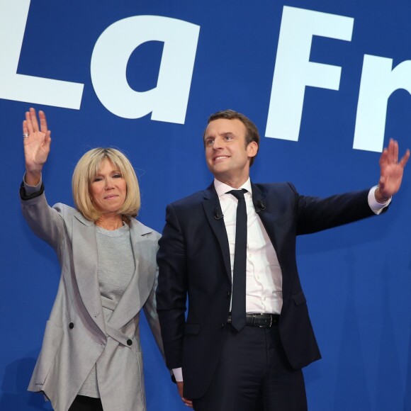 Emmanuel Macron, vainqueur du premier tour de l'élection présidentielle, salue ses militants avec sa femme Brigitte Macron (Trogneux) au parc des expositions porte de Versailles à Paris le 23 avril 2017. © Dominique Jacovides / Sébastien Valiela / Bestimage