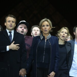 Emmanuel Macron avec sa femme Brigitte Macron (Trogneux), Tiphaine Auzière et son compagnon Antoine , Morgan Simon (l'homme à la casquette)- Le président-élu, Emmanuel Macron, prononce son discours devant la pyramide au musée du Louvre à Paris, après sa victoire lors du deuxième tour de l'élection présidentielle le 7 mai 2017.