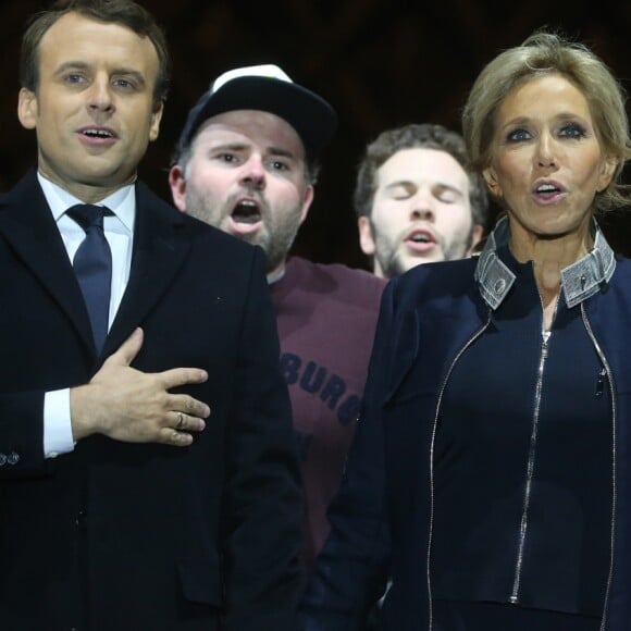 Emmanuel Macron avec sa femme Brigitte Macron (Trogneux), Tiphaine Auzière et son compagnon Antoine , Morgan Simon (l'homme à la casquette)- Le président-élu, Emmanuel Macron, prononce son discours devant la pyramide au musée du Louvre à Paris, après sa victoire lors du deuxième tour de l'élection présidentielle le 7 mai 2017.