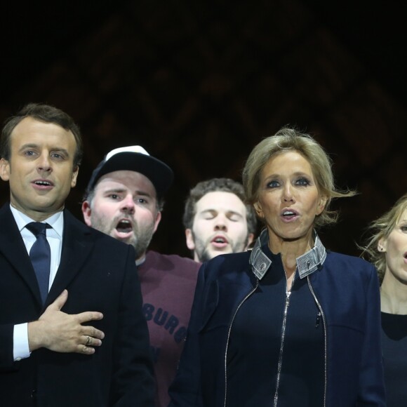 Emmanuel Macron avec sa femme Brigitte Macron (Trogneux), Tiphaine Auzière et son compagnon Antoine , Morgan Simon (l'homme à la casquette)- Le président-élu, Emmanuel Macron, prononce son discours devant la pyramide au musée du Louvre à Paris, après sa victoire lors du deuxième tour de l'élection présidentielle le 7 mai 2017.