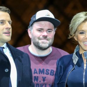 Emmanuel Macron avec sa femme Brigitte Macron (Trogneux), Morgan Simon (l'homme à la casquette) - Le président-élu, Emmanuel Macron, prononce son discours devant la pyramide au musée du Louvre à Paris, après sa victoire lors du deuxième tour de l'élection présidentielle le 7 mai 2017.