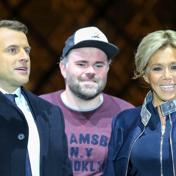 Emmanuel Macron avec sa femme Brigitte Macron (Trogneux), Morgan Simon (l'homme à la casquette) - Le président-élu, Emmanuel Macron, prononce son discours devant la pyramide au musée du Louvre à Paris, après sa victoire lors du deuxième tour de l'élection présidentielle le 7 mai 2017.