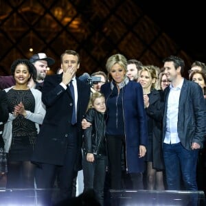 Emmanuel Macron avec sa femme Brigitte Macron (Trogneux), Emma (fille de L. Auzière), Tiphaine Auzière et son compagnon Antoine, Morgan Simon (l'homme à la casquette) - Le président-élu, Emmanuel Macron, prononce son discours devant la pyramide au musée du Louvre à Paris, après sa victoire lors du deuxième tour de l'élection présidentielle le 7 mai 2017.