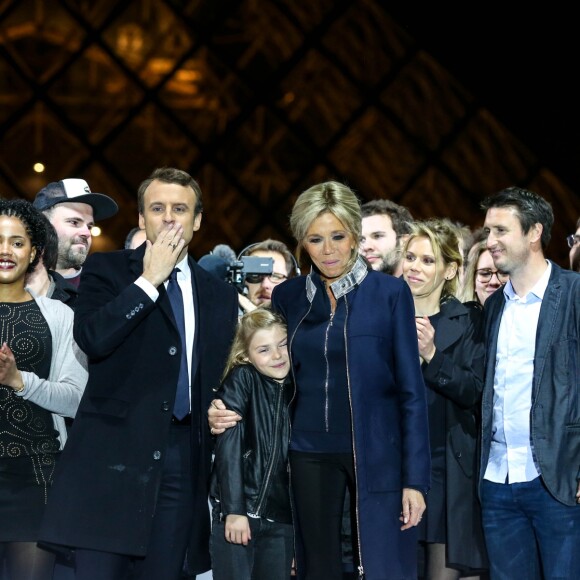 Emmanuel Macron avec sa femme Brigitte Macron (Trogneux), Emma (fille de L. Auzière), Tiphaine Auzière et son compagnon Antoine, Morgan Simon (l'homme à la casquette) - Le président-élu, Emmanuel Macron, prononce son discours devant la pyramide au musée du Louvre à Paris, après sa victoire lors du deuxième tour de l'élection présidentielle le 7 mai 2017.