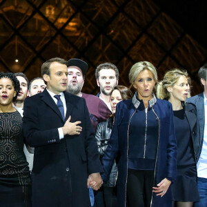 Emmanuel Macron avec sa femme Brigitte Macron (Trogneux), Morgan Simon (l'homme à la casquette) - Le président-élu, Emmanuel Macron, prononce son discours devant la pyramide au musée du Louvre à Paris, après sa victoire lors du deuxième tour de l'élection présidentielle le 7 mai 2017.