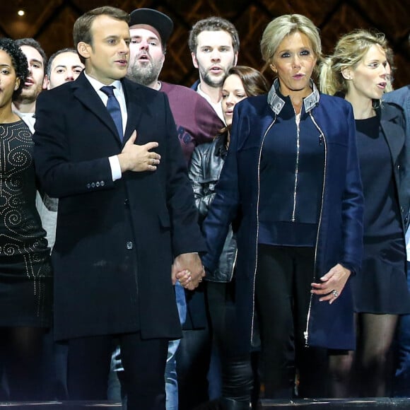 Emmanuel Macron avec sa femme Brigitte Macron (Trogneux), Morgan Simon (l'homme à la casquette) - Le président-élu, Emmanuel Macron, prononce son discours devant la pyramide au musée du Louvre à Paris, après sa victoire lors du deuxième tour de l'élection présidentielle le 7 mai 2017.