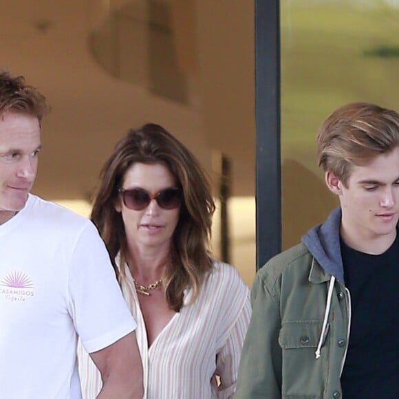 Cindy Crawford est allée faire du shopping avec son mari Rande Gerber et son fils Presley Gerber à Barney's New York à Beverly Hills, le 27 avril 2017