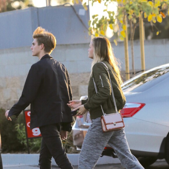 Exclusif - Presley Gerber dépose et embrasse sa nouvelle petite amie Cayley King à l'aéroport à Los Angeles. Le 11 mai 2017