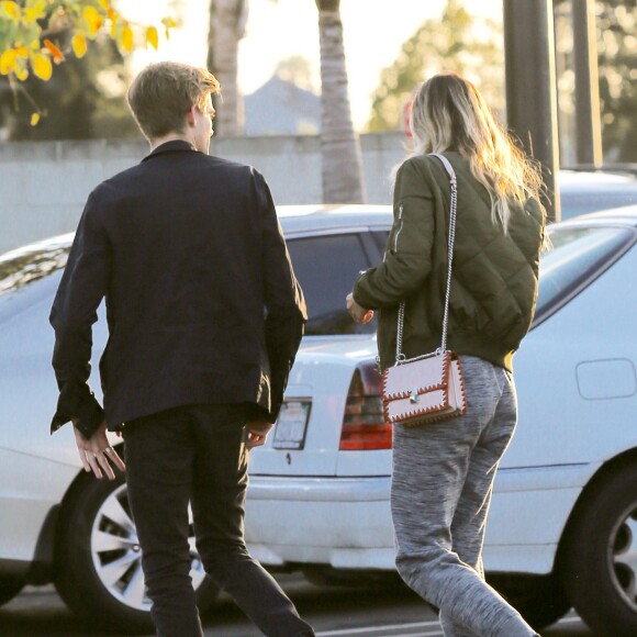 Exclusif - Presley Gerber dépose et embrasse sa nouvelle petite amie Cayley King à l'aéroport à Los Angeles. Le 11 mai 2017