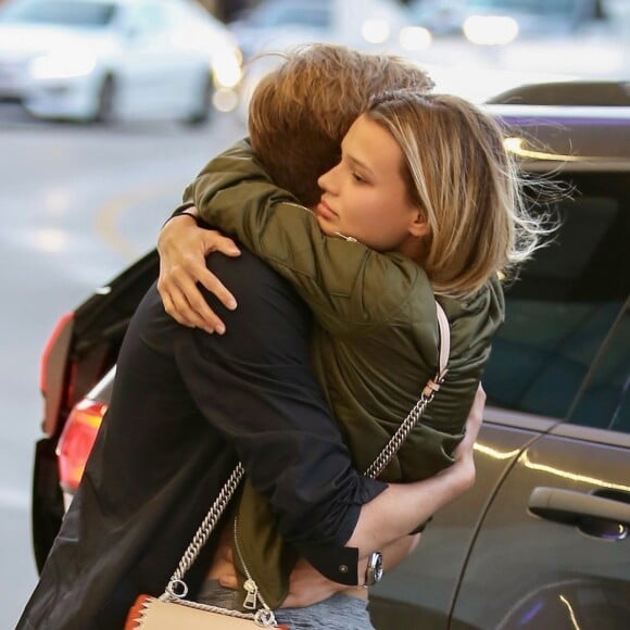Exclusif - Presley Gerber dépose et embrasse sa nouvelle petite amie Cayley King à l'aéroport à Los Angeles. Le 11 mai 2017
