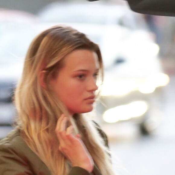 Exclusif - Presley Gerber dépose et embrasse sa nouvelle petite amie Cayley King à l'aéroport à Los Angeles. Le 11 mai 2017